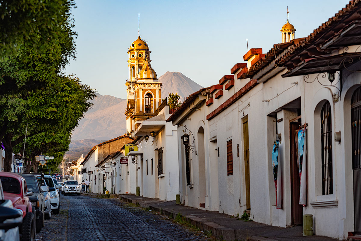 Fachadas blancas y el volcán de fuego, esto es Comala. Image